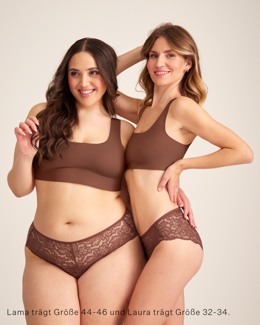Zwei Models unterschiedlicher Konfektion tragen ooia Hipster Allover Lace in Braun – elegante Periodenunterwäsche mit durchgehender Spitze.