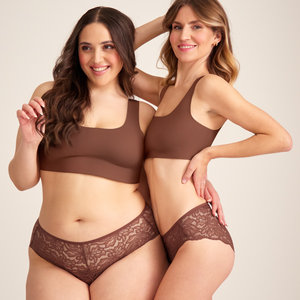 Zwei Models unterschiedlicher Konfektion tragen ooia Hipster Allover Lace in Braun – elegante Periodenunterwäsche mit durchgehender Spitze.