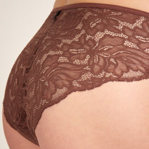 Modell trägt ooia Hipster Allover Lace in Braun – elegante Periodenunterwäsche mit durchgehender Spitze. Detalansicht.