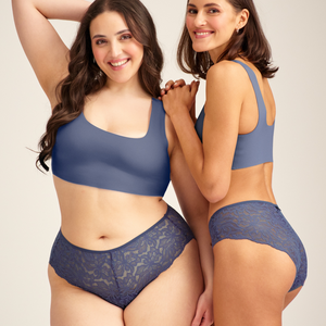 Zwei Models unterschiedlicher Konfektion tragen ooia Hipster Allover Lace in Smoky Blue – elegante Periodenunterwäsche mit durchgehender Spitze.