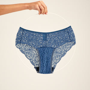ooia Hipster Allover Lace in Smoky Blue – elegante Periodenunterwäsche mit durchgehender Spitze. Freisteller.