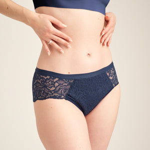 Modell trägt ooia Hipster Allover Lace Extra Strong in Midnight – Periodenunterwäsche mit floraler Spitze und extra hoher Saugkraft