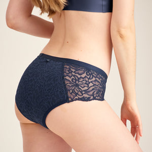 Modell trägt ooia Hipster Allover Lace Extra Strong in Midnight – Periodenunterwäsche mit floraler Spitze und extra hoher Saugkraft