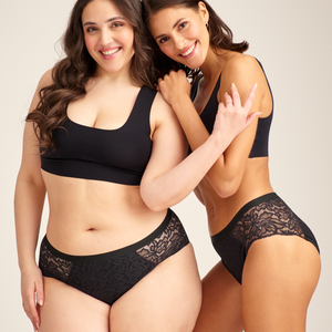 Zwei Models unterschiedlicher Konfektion tragen ooia Hipster Allover Lace Extra Strong in Schwarz - Periodenunterwäsche mit durchgehender Spitze und starker Saugstärke.
