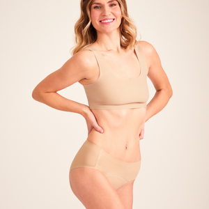 Modell trägt ooia Hipster Seamless in Beige – nahtlose Periodenunterwäsche.