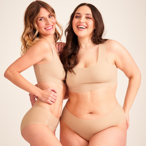Zwei Models unterschiedlicher Konfektion tragen ooia Hipster Seamless in Beige – nahtlose Periodenunterwäsche.