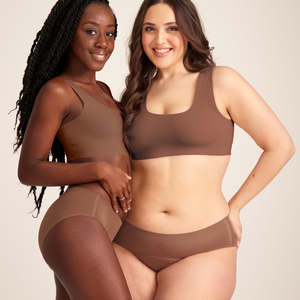 Zwei Models unterschiedlicher Konfektionen tragen ooia Hipster Seamless in Braun – nahtlose Periodenunterwäsche.