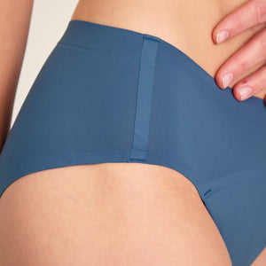 Modell trägt ooia Hipster Seamless in Smoky Blue – nahtlose Periodenunterwäsche. Detailansicht
