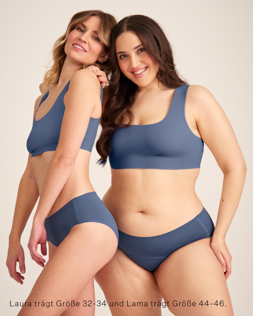 Zwei Models unterschiedlicher Konfektion tragen ooia Hipster Seamless in Smoky Blue – nahtlose Periodenunterwäsche.