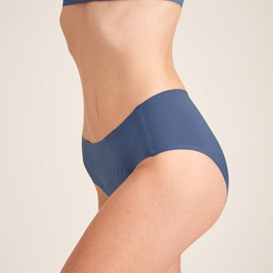 Modell trägt ooia Hipster Seamless in Smoky Blue – nahtlose Periodenunterwäsche.