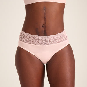 Modell trägt ooia Slip in Powder Rose - Periodenunterwäsche mit breitem Spitzenbund.