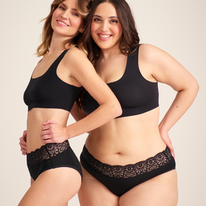 Zwei Models unterschiedlicher Konfektion tragen ooia Slip in Schwarz – Periodenslip mit breitem Spitzenbund im klassischen Schnitt.
