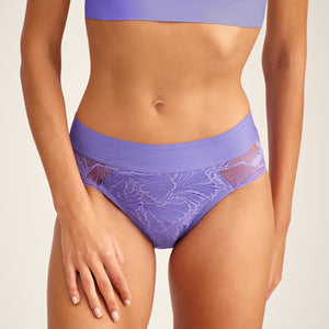 Modell trägt ooia Slip Lace Leaf Extra Strong in Lilac – mit durchgehender Spitze und starker Saugstärke.