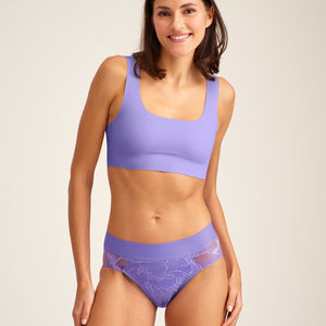 Modell trägt ooia Slip Lace Leaf Extra Strong in Lilac – mit durchgehender Spitze und starker Saugstärke.