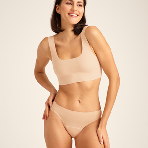 Modell trägt ooia Slip Seamless in Beige – nahtlose Periodenunterwäsche im klassischen Schnitt.