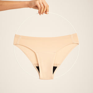 ooia Slip Seamless in Beige – nahtlose Periodenunterwäsche im klassischen Schnitt. Freisteller.
