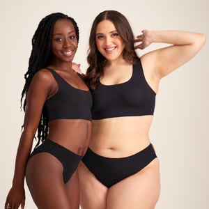 Zwei Models unterschiedlicher Konfektion tragen ooia Slip Seamless in Schwarz – nahtlose Periodenunterwäsche im klassischen Schnitt.