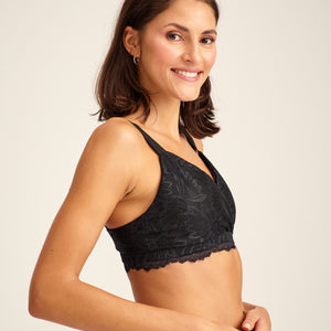 Modell trägt ooia Moms Still-BH Lace in Schwarz – eleganter Still-BH, der Stilleinlagen ersetzt.