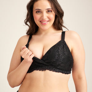 Modell trägt ooia Moms Still-BH Lace in Schwarz – eleganter Still-BH, der Stilleinlagen ersetzt.