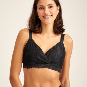 Modell trägt ooia Moms Still-BH Lace in Schwarz – eleganter Still-BH, der Stilleinlagen ersetzt.