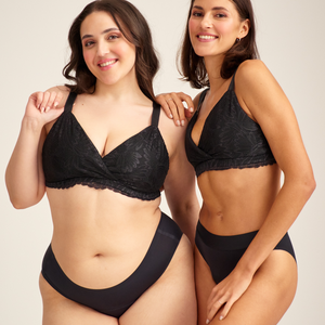 Zwei Models unterschiedlicher Konfektion tragen ooia Moms Still-BH Lace in Schwarz – eleganter Still-BH, der Stilleinlagen ersetzt.