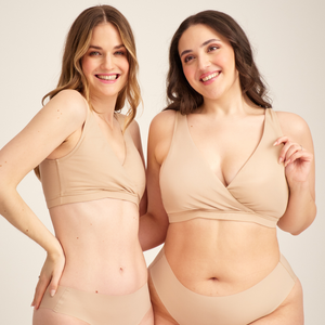 Zwei Models unterschiedlicher Konfektion tragen ooia Moms Still-BH in Beige – Still-BH ersetzt Stilleinlagen mit praktischer Pull-Down Funktion.