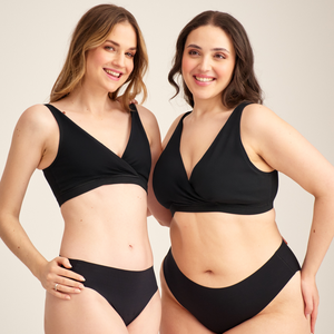 Zwei Models unterschiedlicher Konfektionen tragen ooia Moms Still-BH in Schwarz – Still-BH ersetzt Stilleinlagen mit praktischer Pull-Down Funktion. Model demonstriert Pull-Down Funktion.