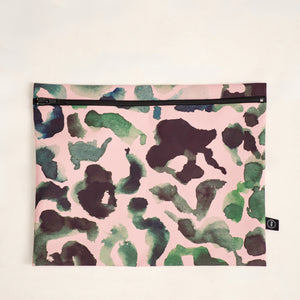 ooia Wetbag Maxi, in großem Design, mit rosa-grün-schwarzem Aufdruck und flüssigkeitsundurchlässigem Innenstoff.