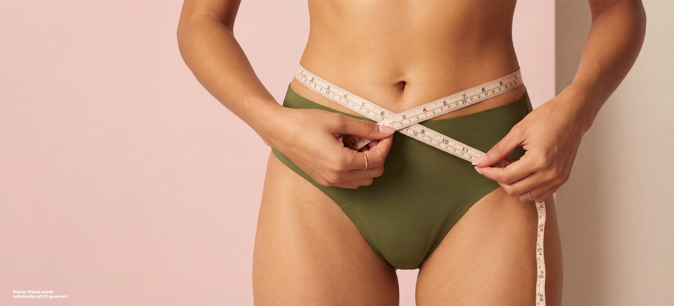 Model präsentiert ooia Periodenunterwäsche und misst ihren Umfang.