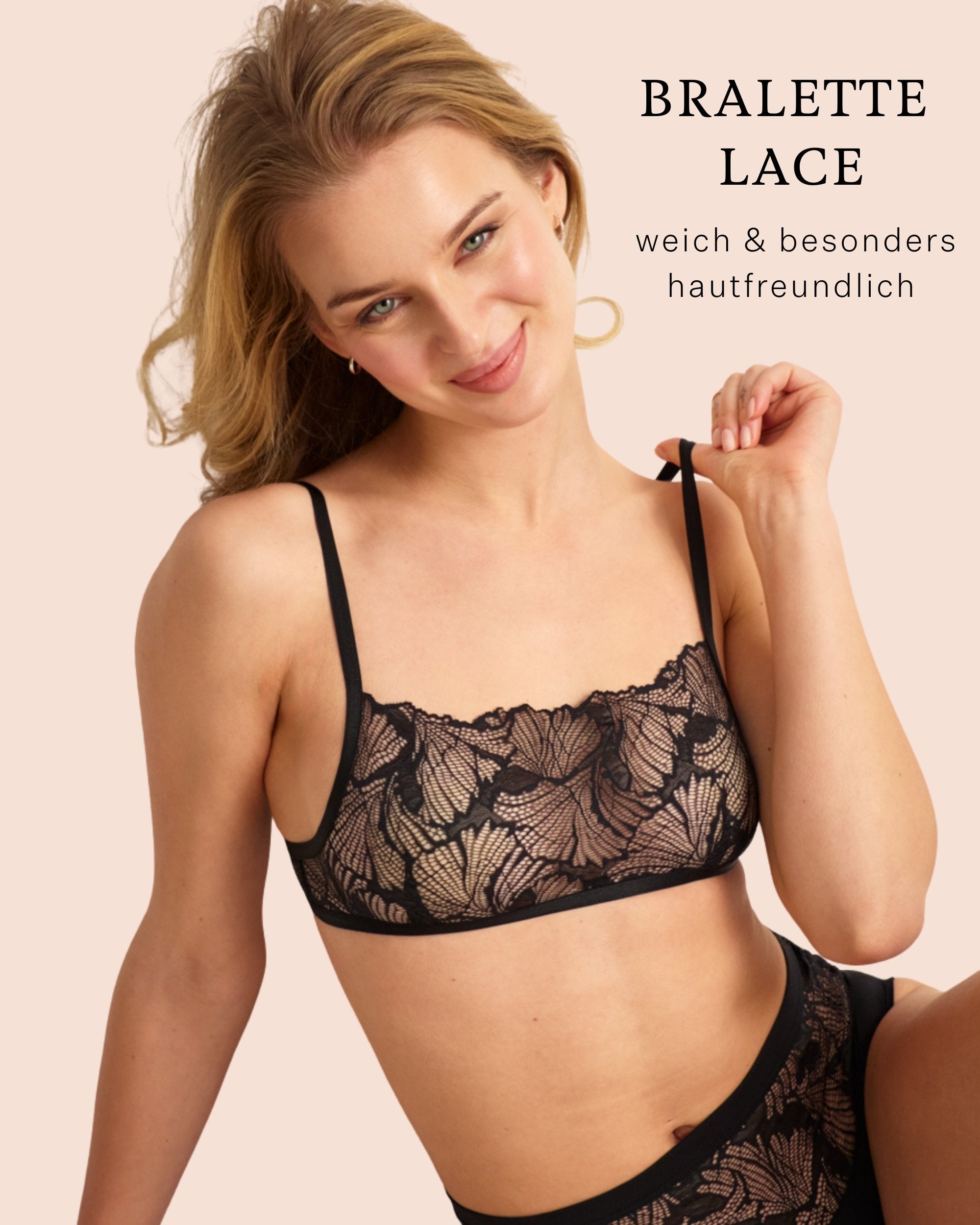 Model trägt ooia Periodenunterwäsche im Set: Bralette Lace in schwarz mit Highwaist Seamless Lace Extra Strong in schwarz .
Frontal sitzend.