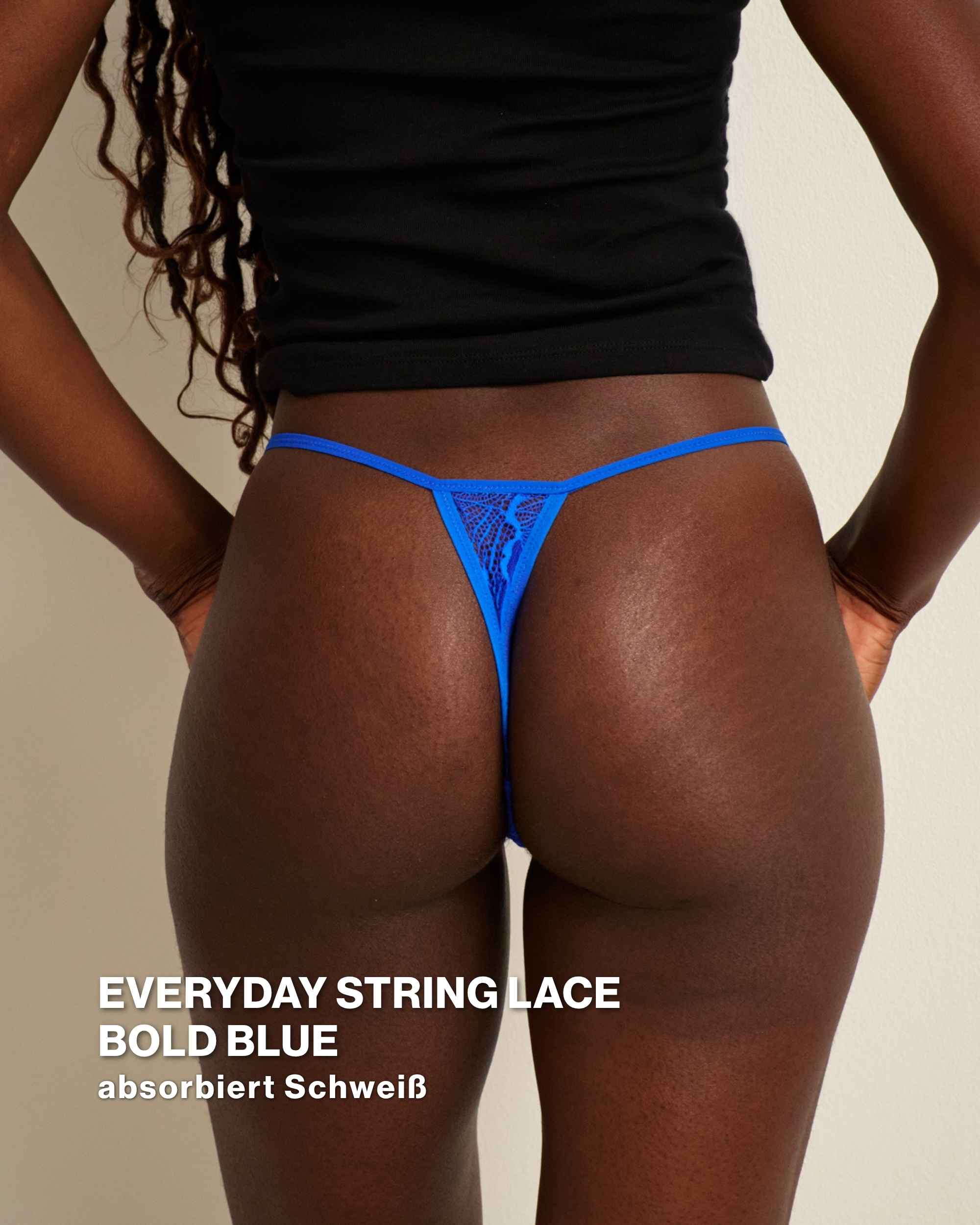 Model präsentiert ooia Everyday String lace in bold blue. Im Everyday String Lace Set enthalten. Detailaufnahme.