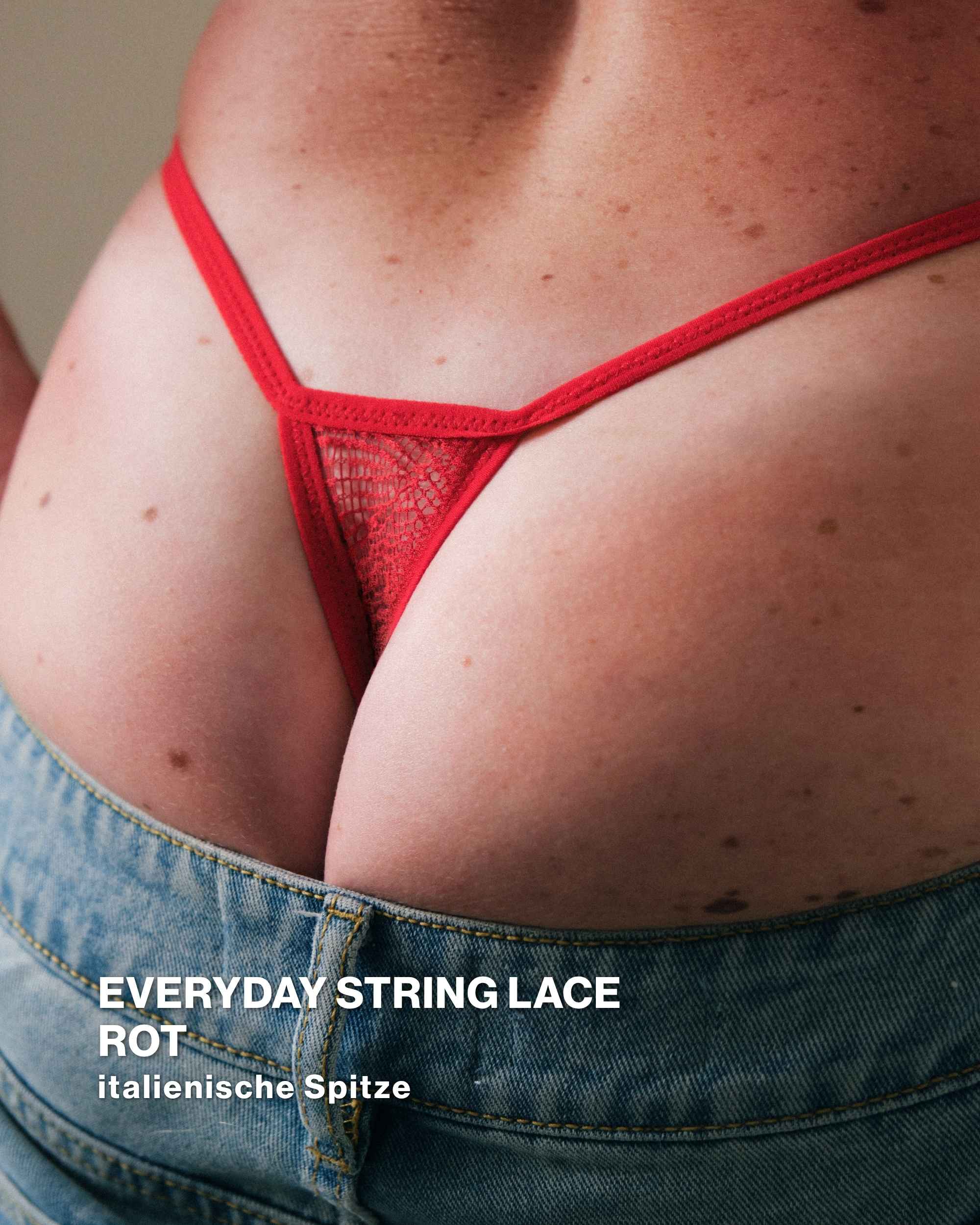 Model präsentiert ooia Everyday String lace in rot. Im Everyday String Lace Set enthalten. Detailaufnahme.