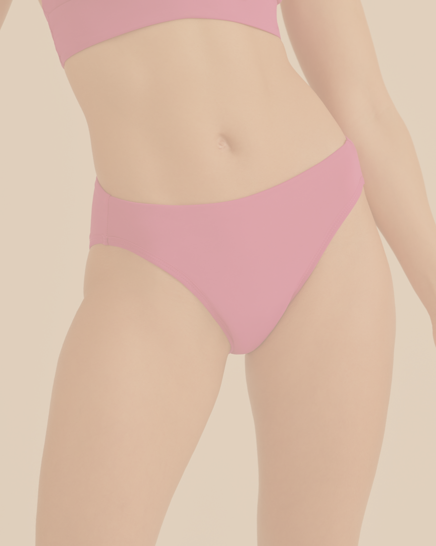 Ausschnitt von einer Frau, die den Perioden Beach Slip Berry von ooia trägt.