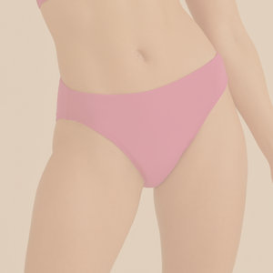 Ausschnitt von einer Frau, die den Perioden Beach Slip Berry von ooia trägt.