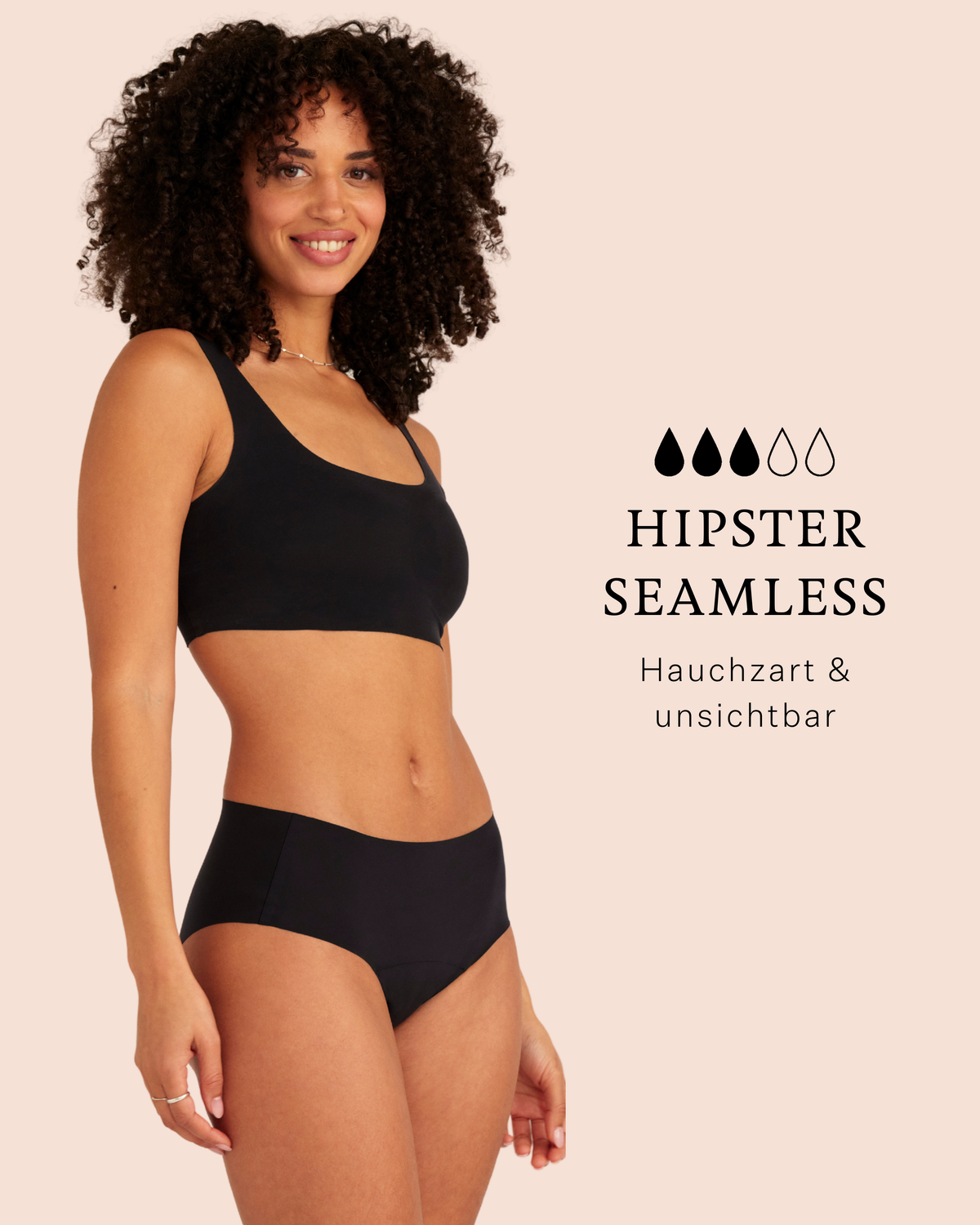 Periodenunterwäsche von ooia in Schwarz, auslaufsicherer Hipster Seamless als Teil des Seamless Sport Set für einen hauchzarten & unsichtbaren Komfort während des Sports.