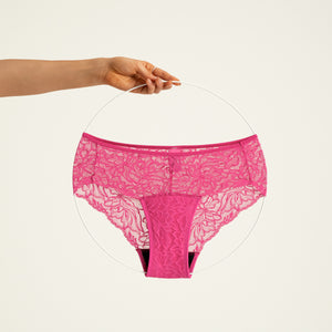 Modell trägt ooia Hipster Allover Lace in Hot Pink – Periodenslip mit durchgehender floraler Spitze. Freisteller.