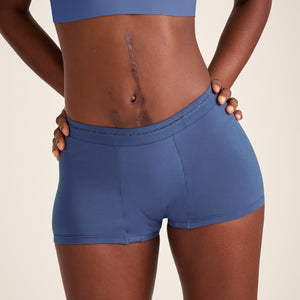 Modell trägt ooia Shorty Extra Strong in Blaubeere – bequeme Periodenshorts mit starker Saugstärke.