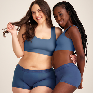 Zwei Models unterschiedlicher Konfektion tragen Modell ooia Shorty Extra Strong in Blaubeere – bequeme Periodenshorts mit starker Saugstärke.