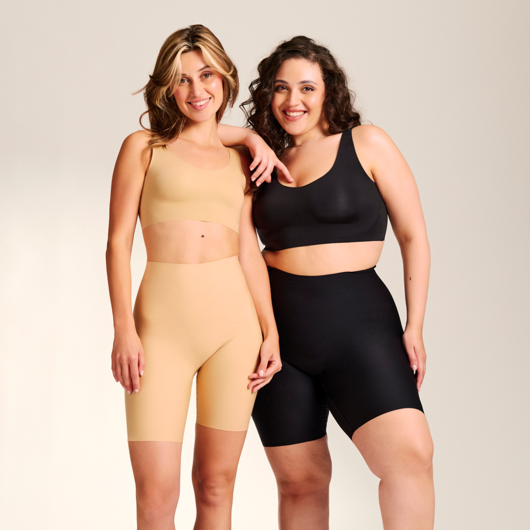 Zwei Models tragen Shape Shorts von ooia in den Farben beige und schwarz.