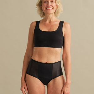 Model trägt ooia Inkontinenz Highwaist Slip in schwarz.
Frontal