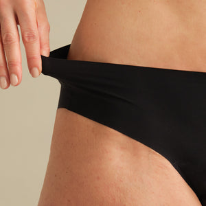 Model trägt ooia Inkontinenz Slip in schwarz in nahtlosem Design.
detail Material