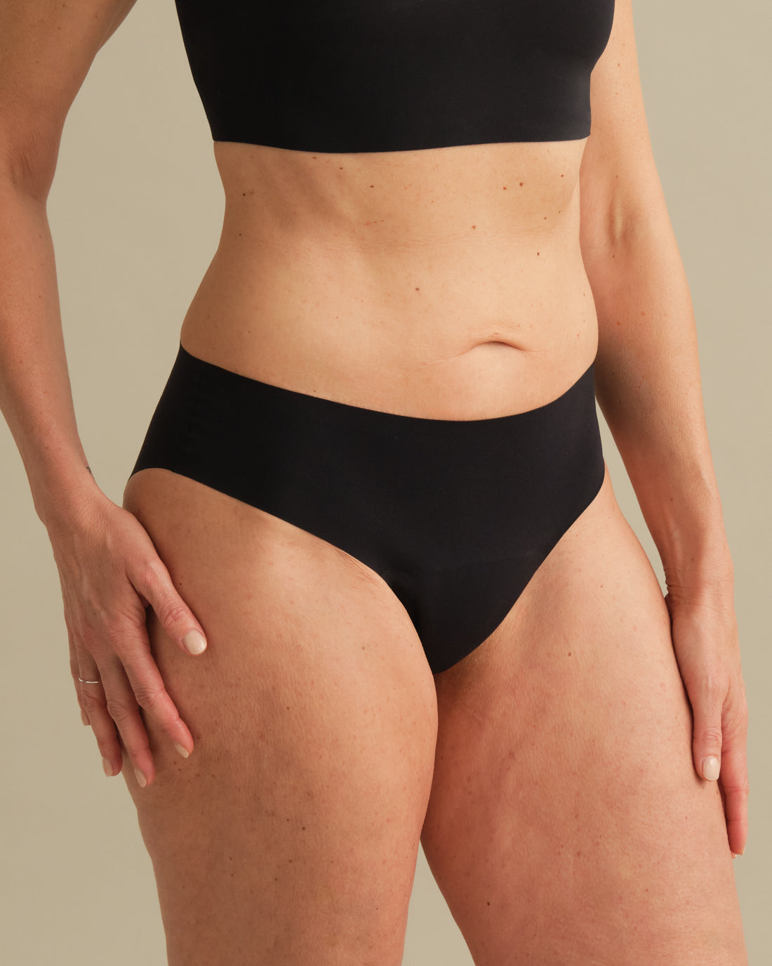 Model trägt ooia Inkontinenz Slip in schwarz in nahtlosem Design.
seitlich
