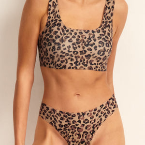 Modell trägt ooia Periodenunterwäsche String Seamless Limited Edition in leo Muster mit nahtlosem Design und passendem BH in leo seamless.
Frontal nah