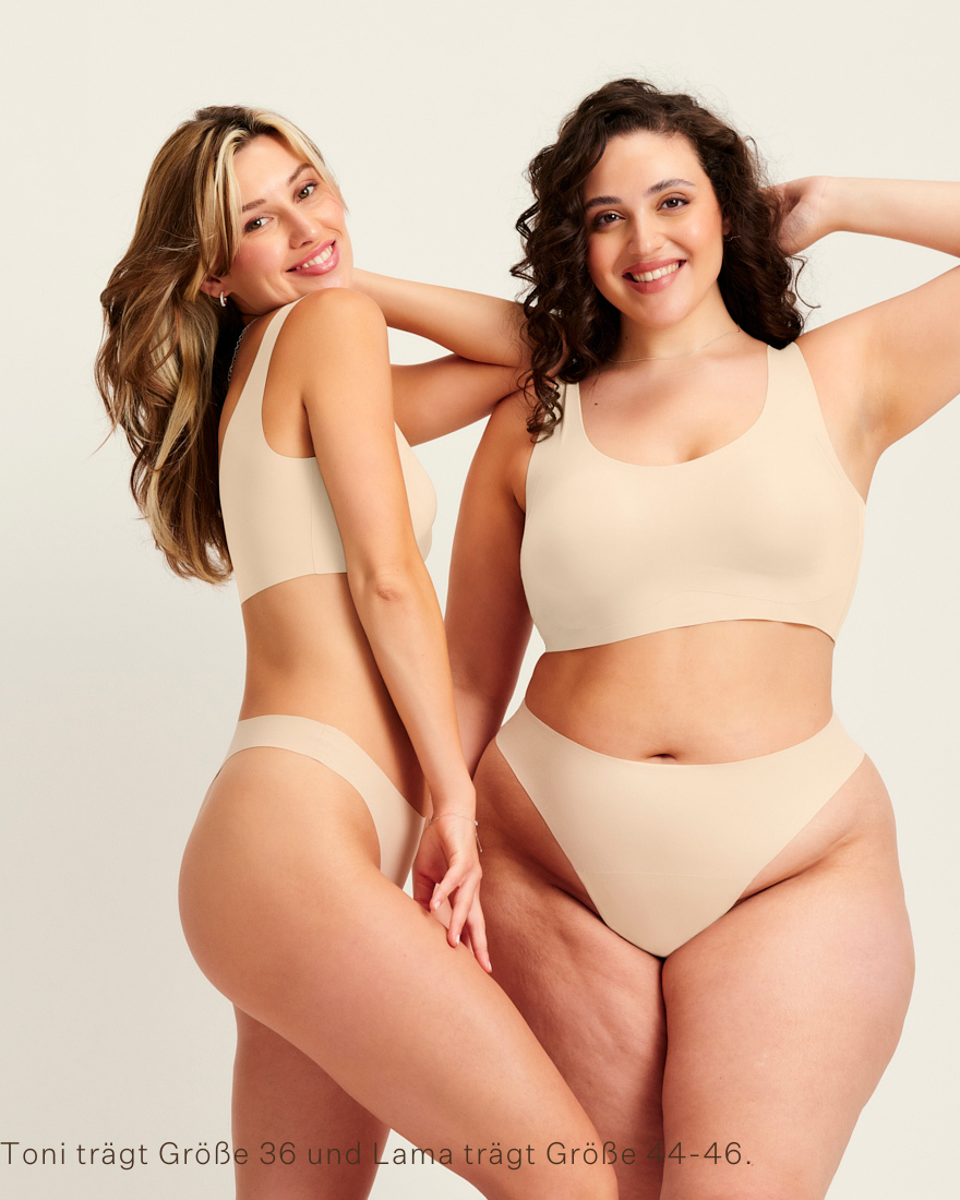 Zwei Models unterschiedlicher Konfektion tragen ooia Periodenunterwäsche String Seamless in Beige - nahtloser String mit leichter Saugstärke