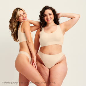Zwei Models unterschiedlicher Konfektion tragen ooia Periodenunterwäsche String Seamless in Beige - nahtloser String mit leichter Saugstärke