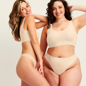 Zwei Models unterschiedlicher Konfektion tragen ooia Periodenunterwäsche String Seamless in Beige - nahtloser String mit leichter Saugstärke