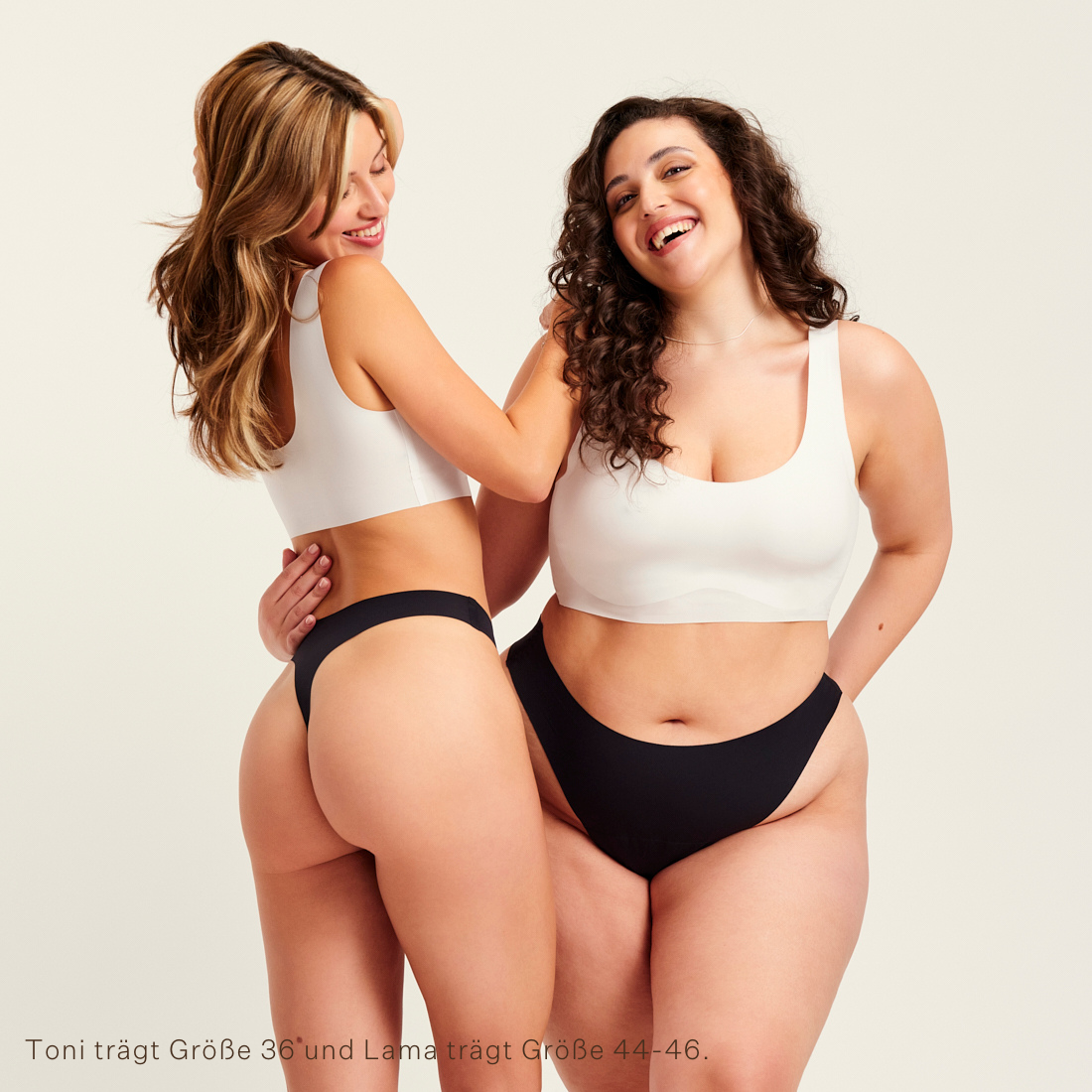 Zwei Models unterschiedlicher Konfektion tragen ooia Periodenunterwäsche String Seamless in Schwarz - nahtloser String mit leichter Saugstärke.