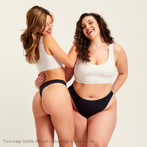 Zwei Models unterschiedlicher Konfektion tragen ooia Periodenunterwäsche String Seamless in Schwarz - nahtloser String mit leichter Saugstärke.