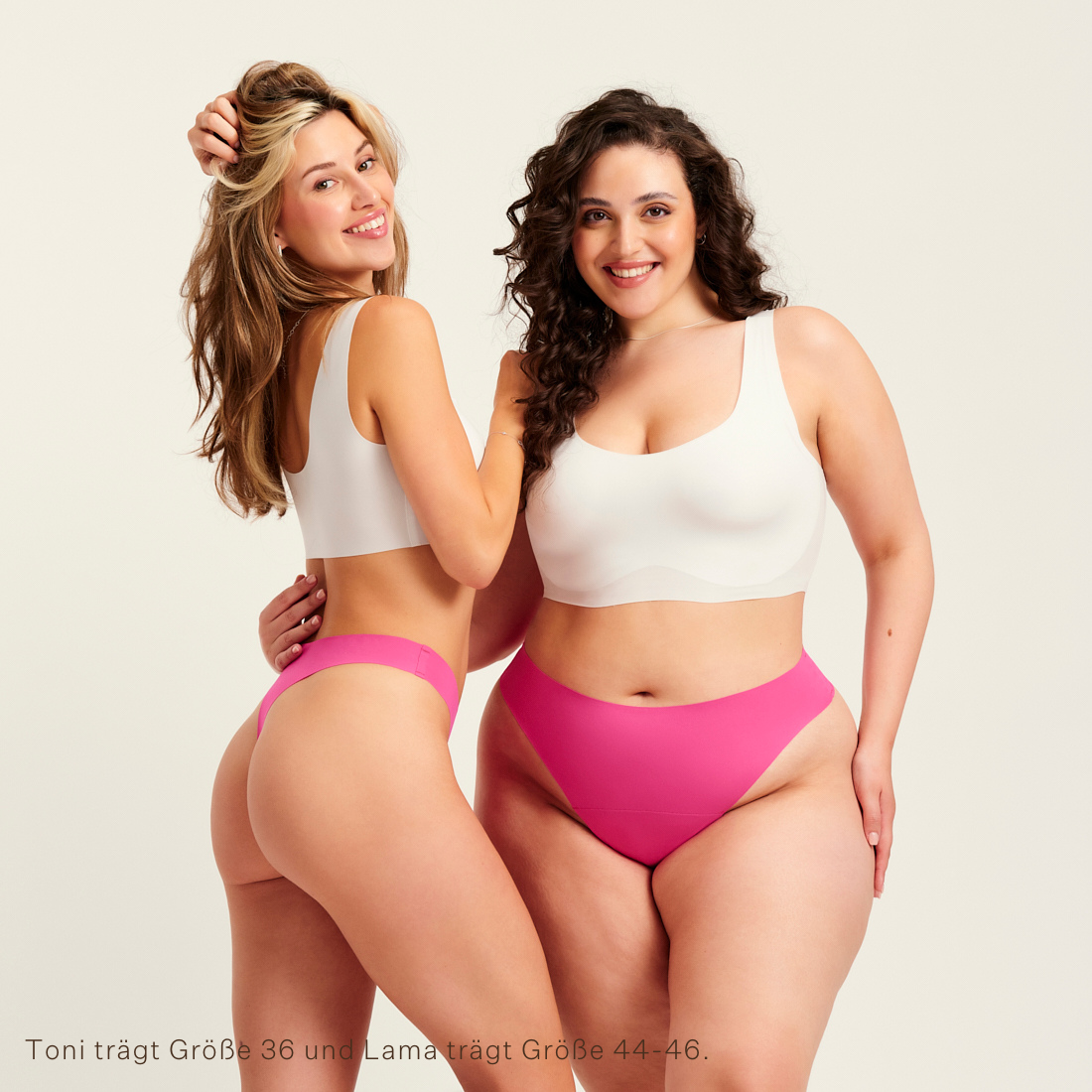 Zwei Models unterschiedlicher Konfektion tragen ooia Periodenunterwäsche String Seamless Sage – nahtloser String mit leichter Saugstärke