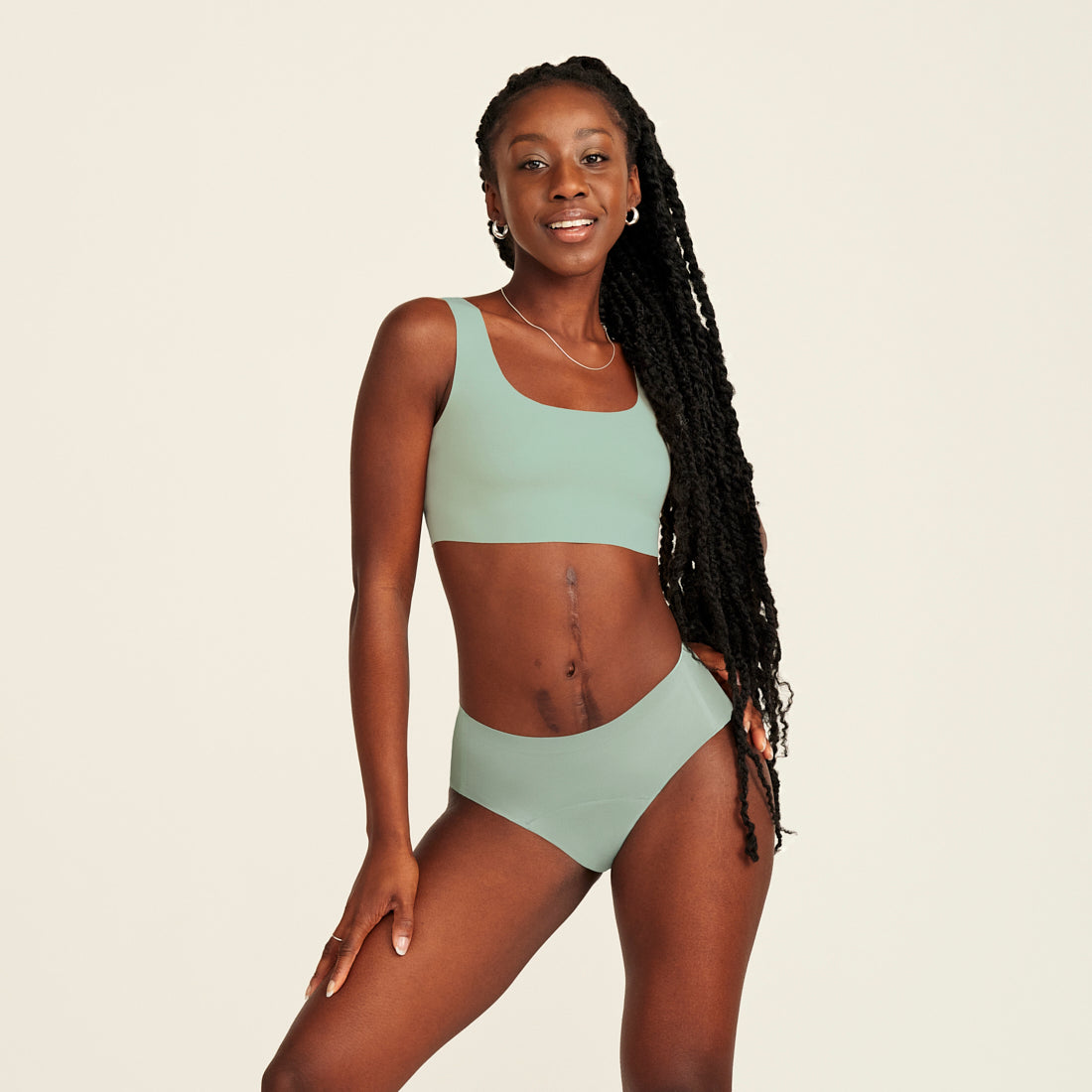 Modell trägt ooia Periodenunterwäsche Hipster Seamless in sage mit nahtlosem Design